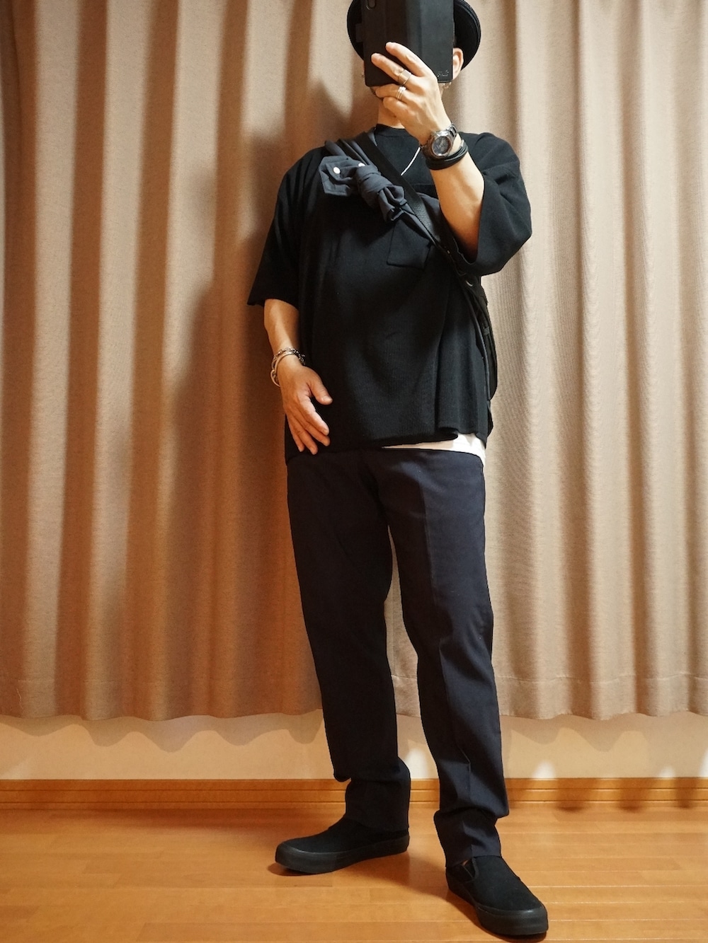 ブラック系のスリッポン、ブラック系のニット/セーター、ブラック系のボディバッグ/ウエストポーチを着用したメンズの夏コーディネートの3枚目の写真