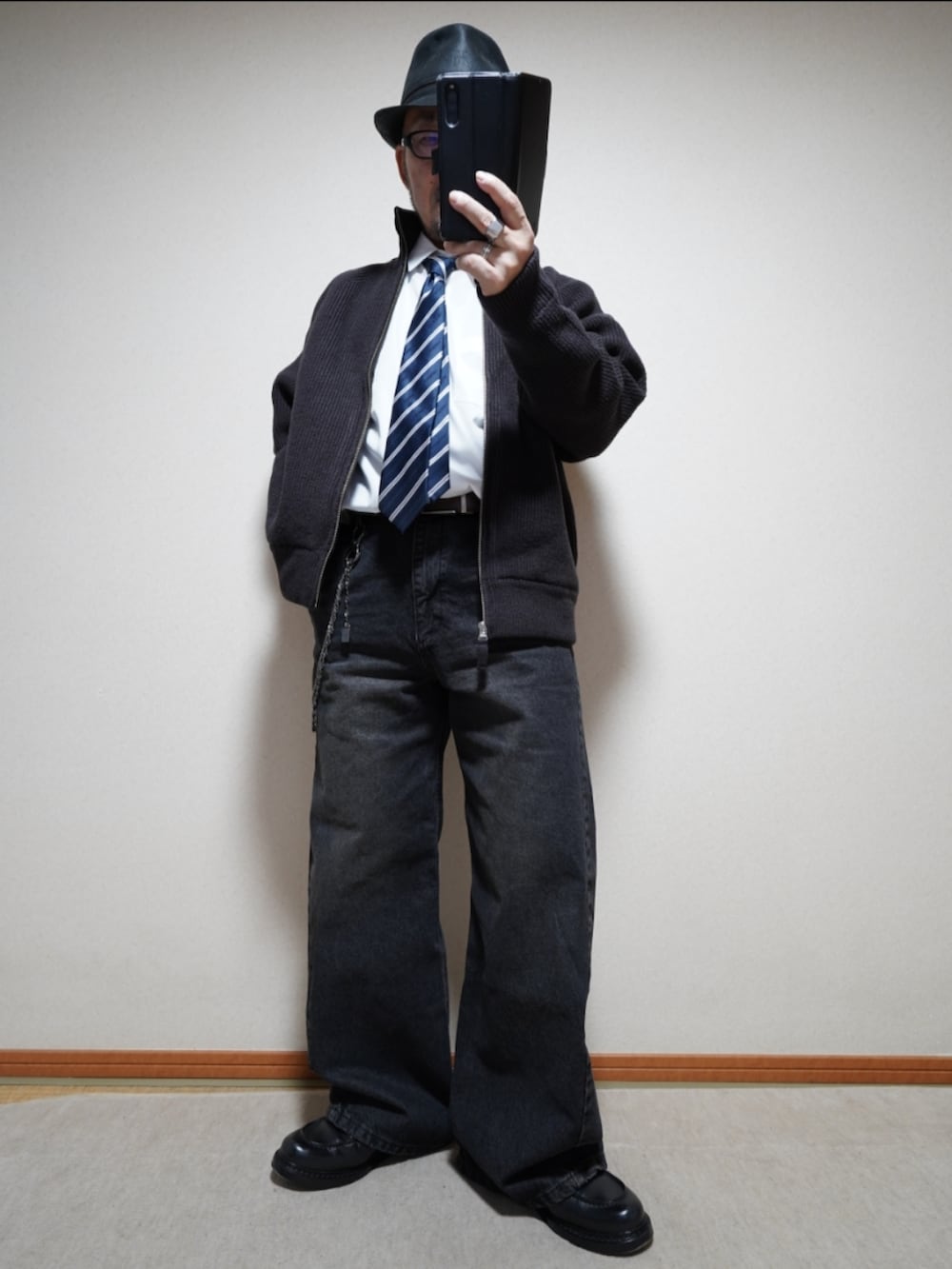 ブラック系のシューズ、ブラック系のデニムパンツ、ホワイト系のシャツ/ブラウスを着用したメンズの春コーディネートの2枚目の写真