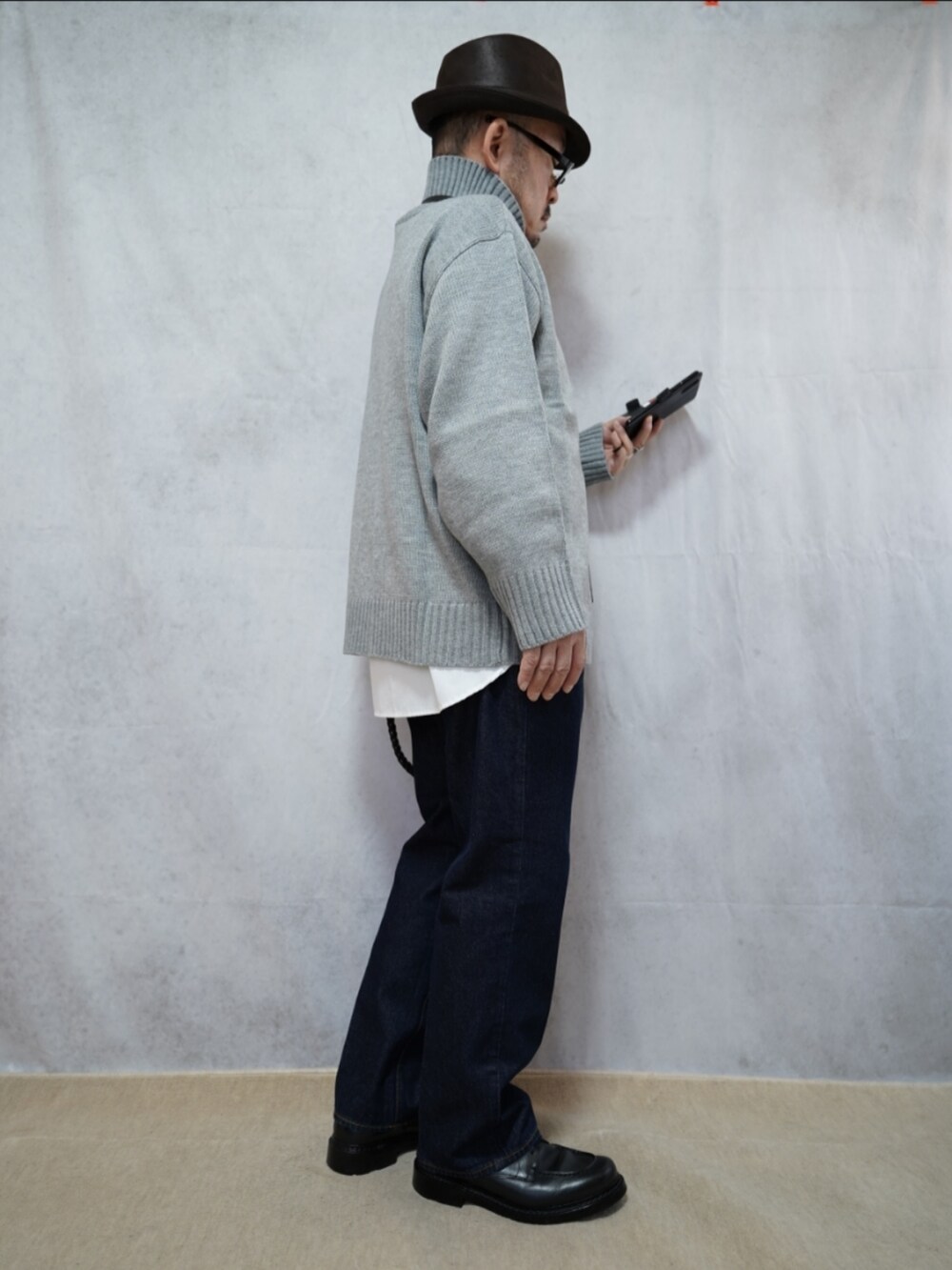 ブラック系のシューズ、ブルー系のデニムパンツ、ホワイト系のシャツ/ブラウスを着用したメンズの冬コーディネートの4枚目の写真