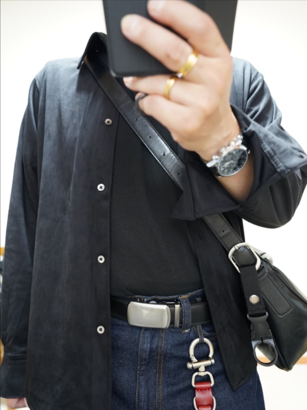 ブラック系のショルダーバッグ、ブラック系のシャツ/ブラウス、ブラック系のドレスシューズを着用したメンズの秋コーディネートの4枚目の写真