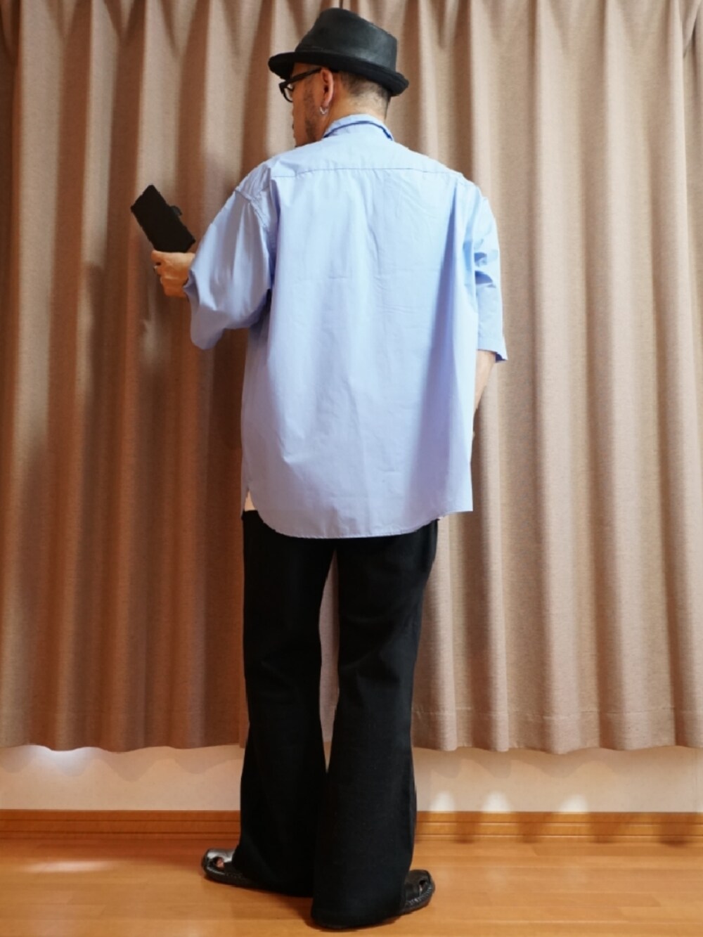 ブラック系のサンダル、グレー系のデニムパンツ、ブルー系のシャツ/ブラウスを着用したメンズの夏コーディネートの3枚目の写真