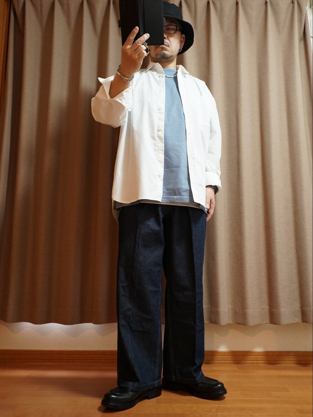 ブラック系のシューズ、ブルー系のデニムパンツ、ブルー系のTシャツ/カットソーを着用したメンズの夏コーディネートの5枚目の写真