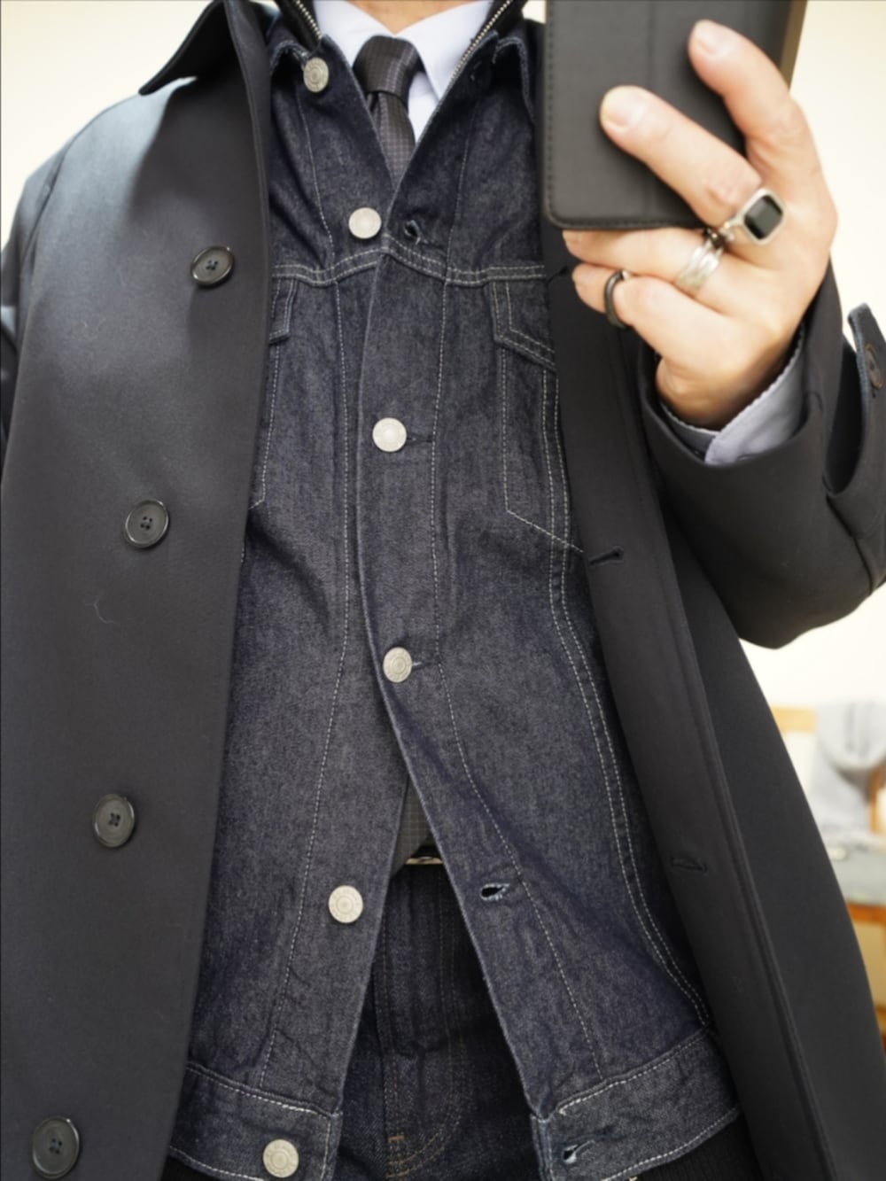 ブラック系のブーツ、ブルー系のデニムパンツ、ブルー系のジャケット/アウターを着用したメンズの春コーディネートの3枚目の写真