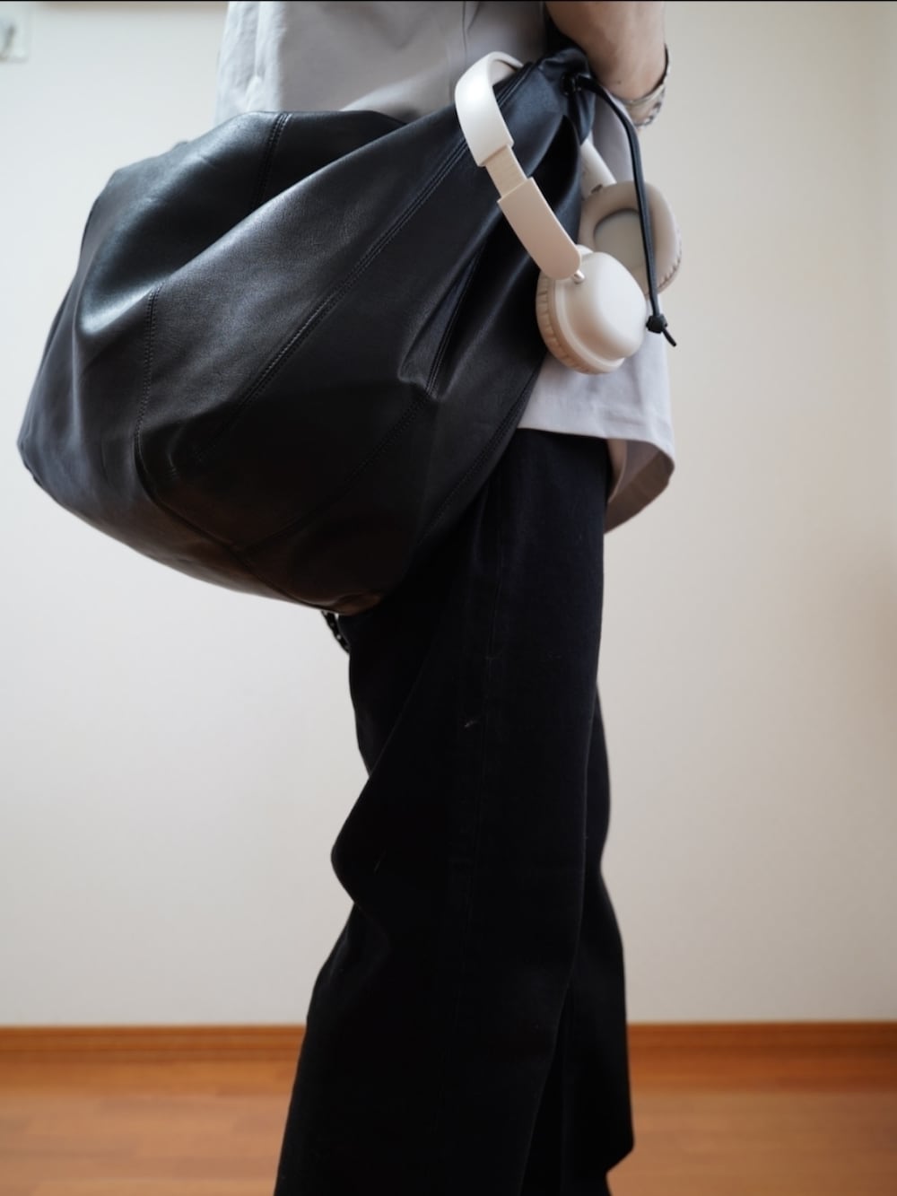 ブラック系のシューズ、グレー系のデニムパンツ、ブラック系のショルダーバッグを着用したメンズの夏コーディネートの5枚目の写真