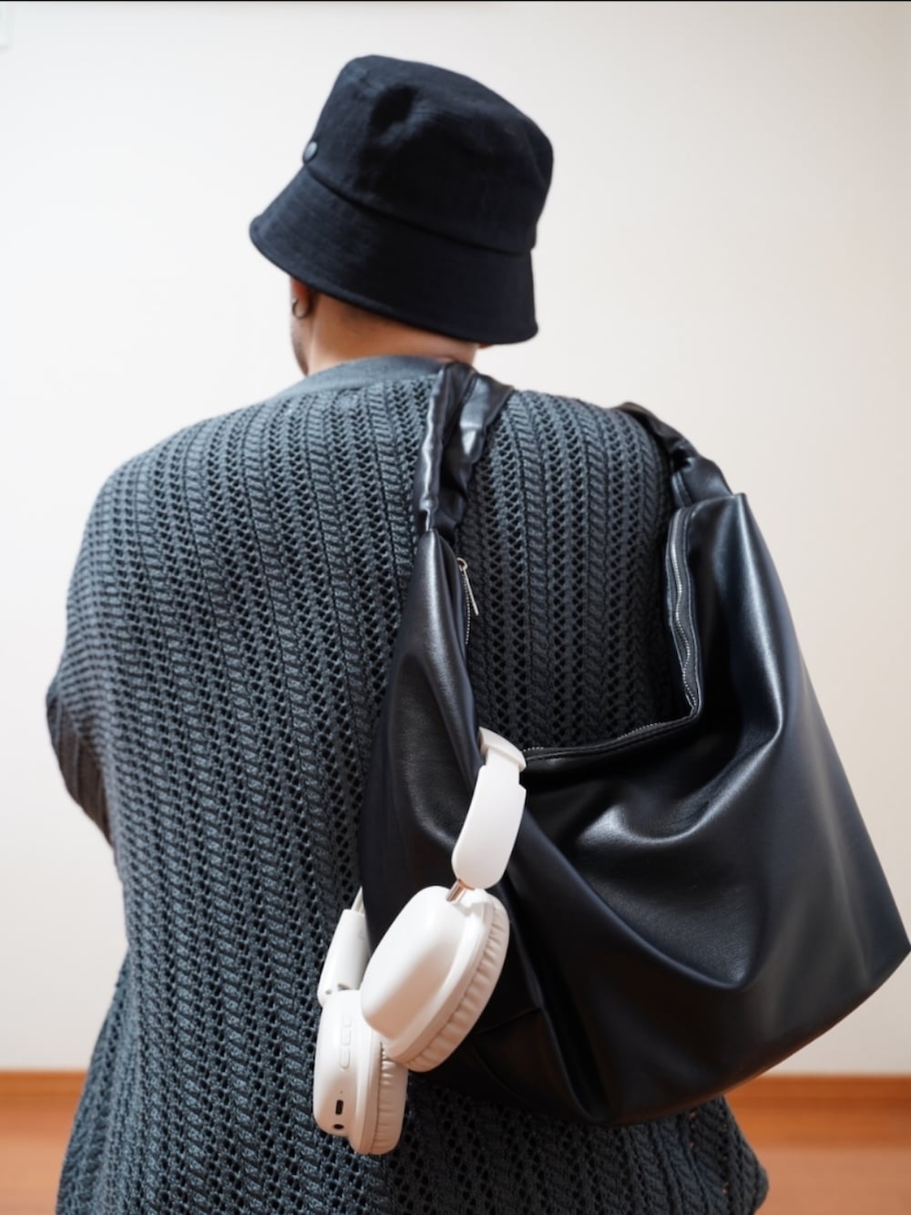 ブラック系のシューズ、グレー系のデニムパンツ、ブラック系のTシャツ/カットソーを着用したメンズの夏コーディネートの3枚目の写真