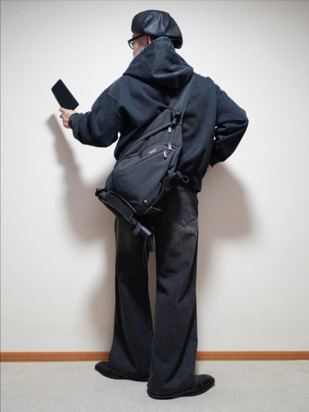 ブラック系のドレスシューズ、ブラック系のデニムパンツ、ブルー系のカーディガン/ボレロを着用したメンズの秋コーディネートの3枚目の写真