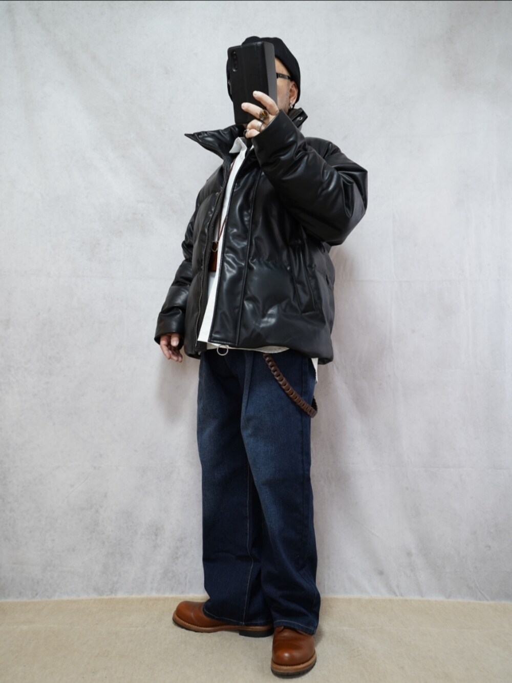 ブラウン系のブーツ、ブルー系のデニムパンツ、ホワイト系のシャツ/ブラウスを着用したメンズの冬コーディネートの2枚目の写真