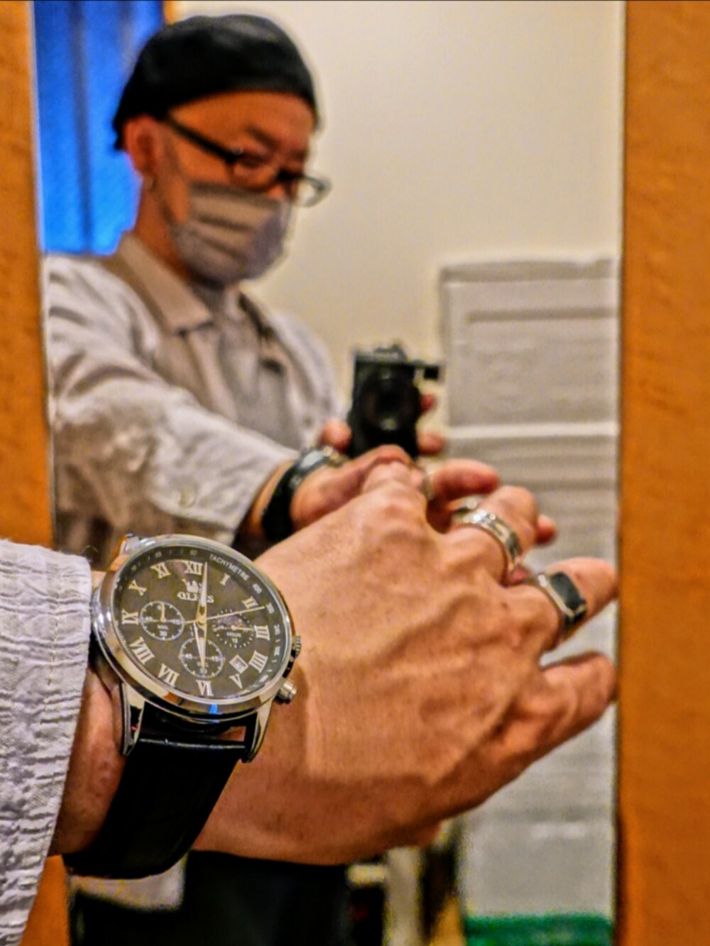 ブラック系のシューズ、ブルー系のデニムパンツ、グレー系のシャツ/ブラウスを着用したメンズの春コーディネートの4枚目の写真