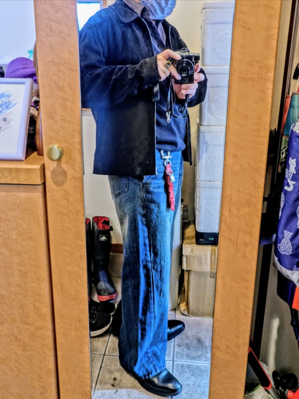 ブルー系のデニムパンツ、ブラック系のドレスシューズ、ブラック系のブルゾンを着用したメンズの春コーディネートの2枚目の写真