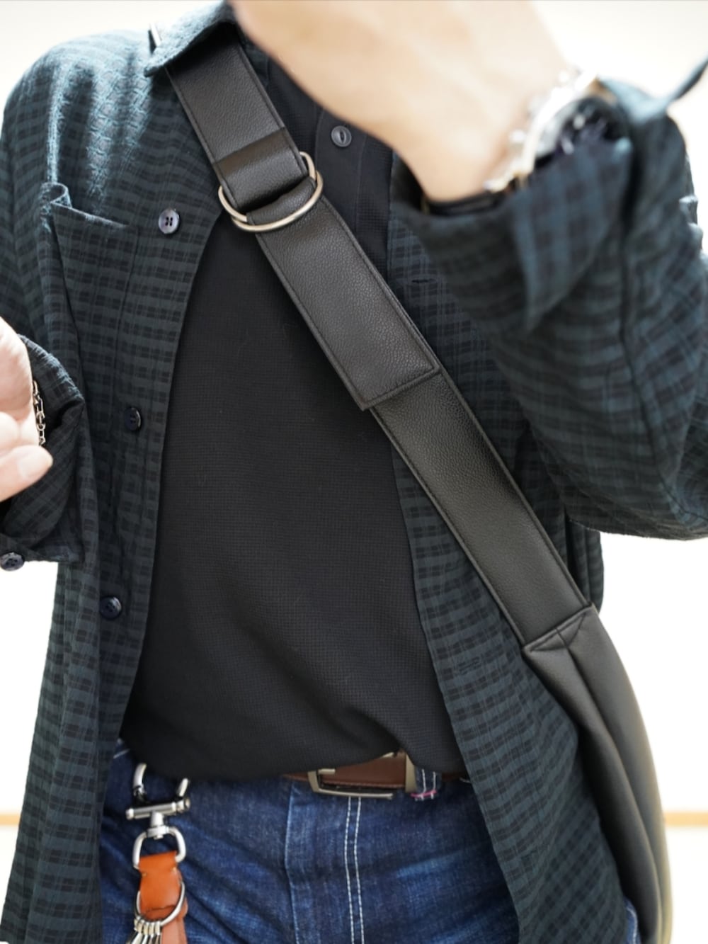 ブラック系のシューズ、ブラック系のTシャツ/カットソー、グリーン系のシャツ/ブラウスを着用したメンズの夏コーディネートの4枚目の写真