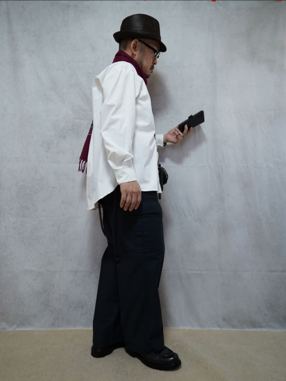 ブラック系のシューズ、グレー系のパンツ、ホワイト系のシャツ/ブラウスを着用したメンズの冬コーディネートの4枚目の写真