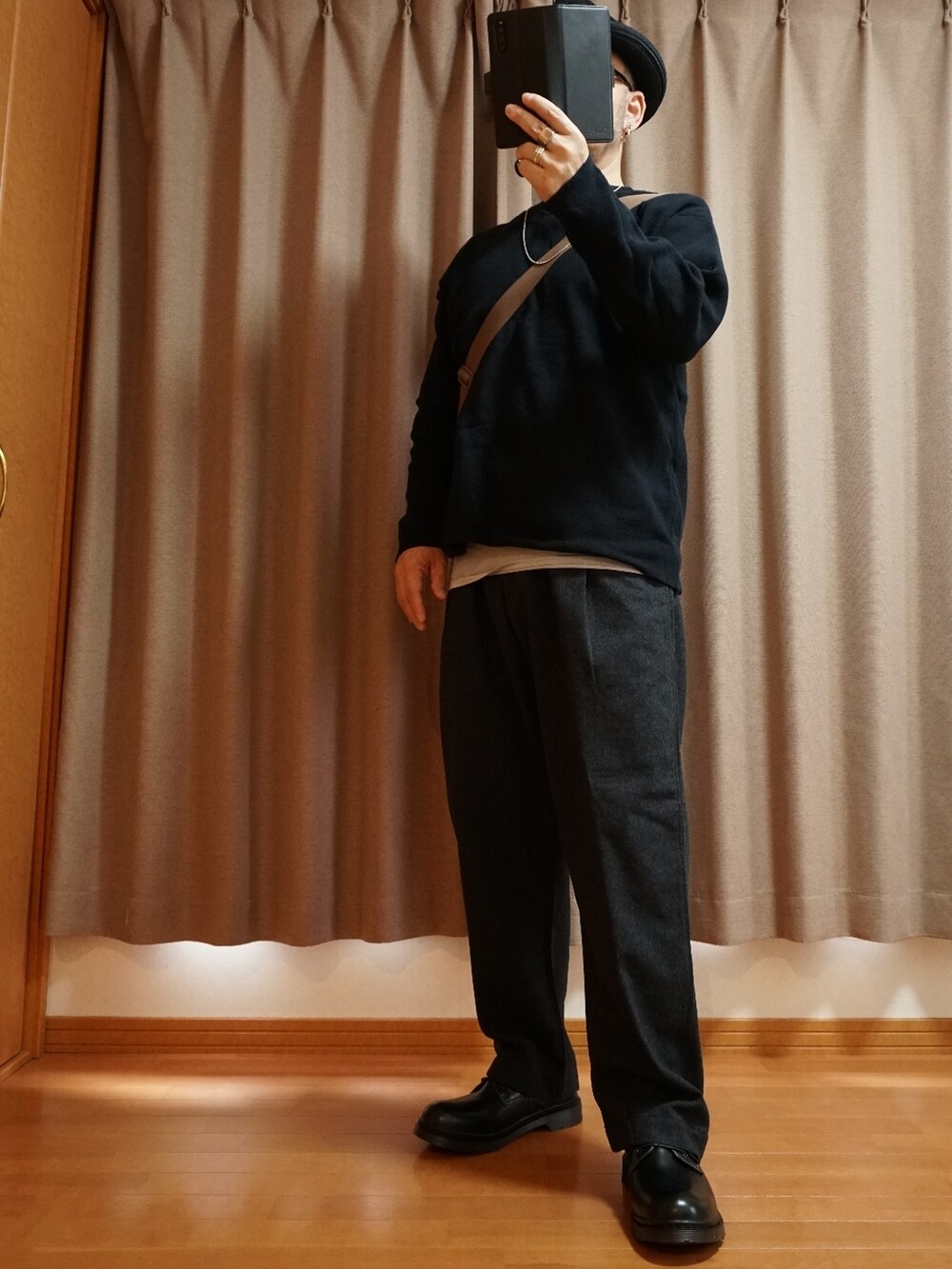 「オーバーサイズ、UNIQLO、ユニクロ、ショルダーバッグ、ハット、マーチン、+J」｜「UNIQLOのウールブレンドタックパンツ　+J（パンツ、グレー系）」を使った、宣さん（メンズ・168cm）の秋コーディネートの2枚目の写真