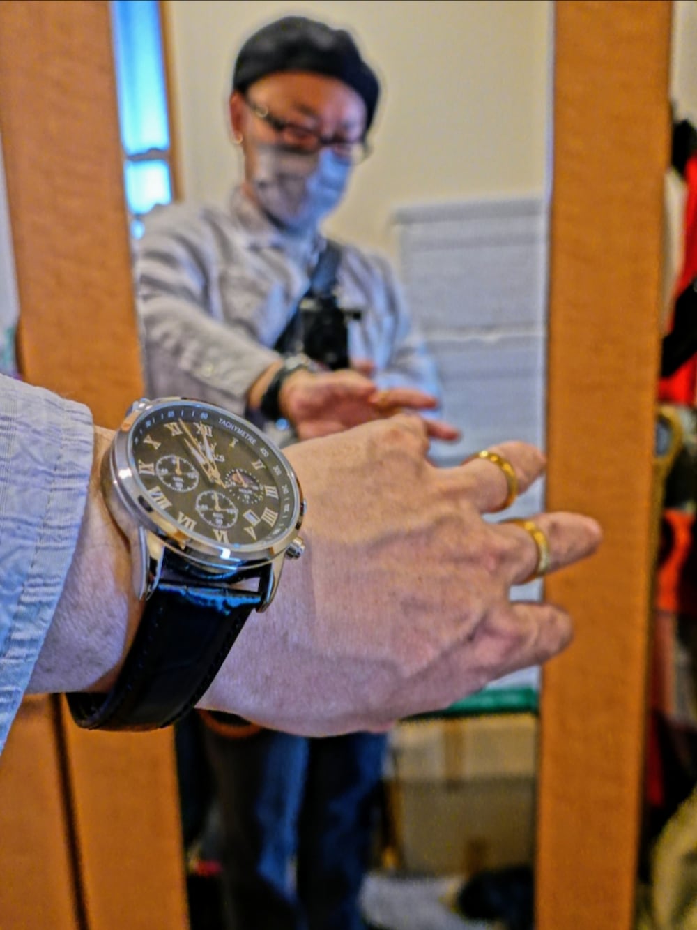 ブラック系のシューズ、グレー系のデニムパンツ、グレー系のTシャツ/カットソーを着用したメンズの春コーディネートの3枚目の写真