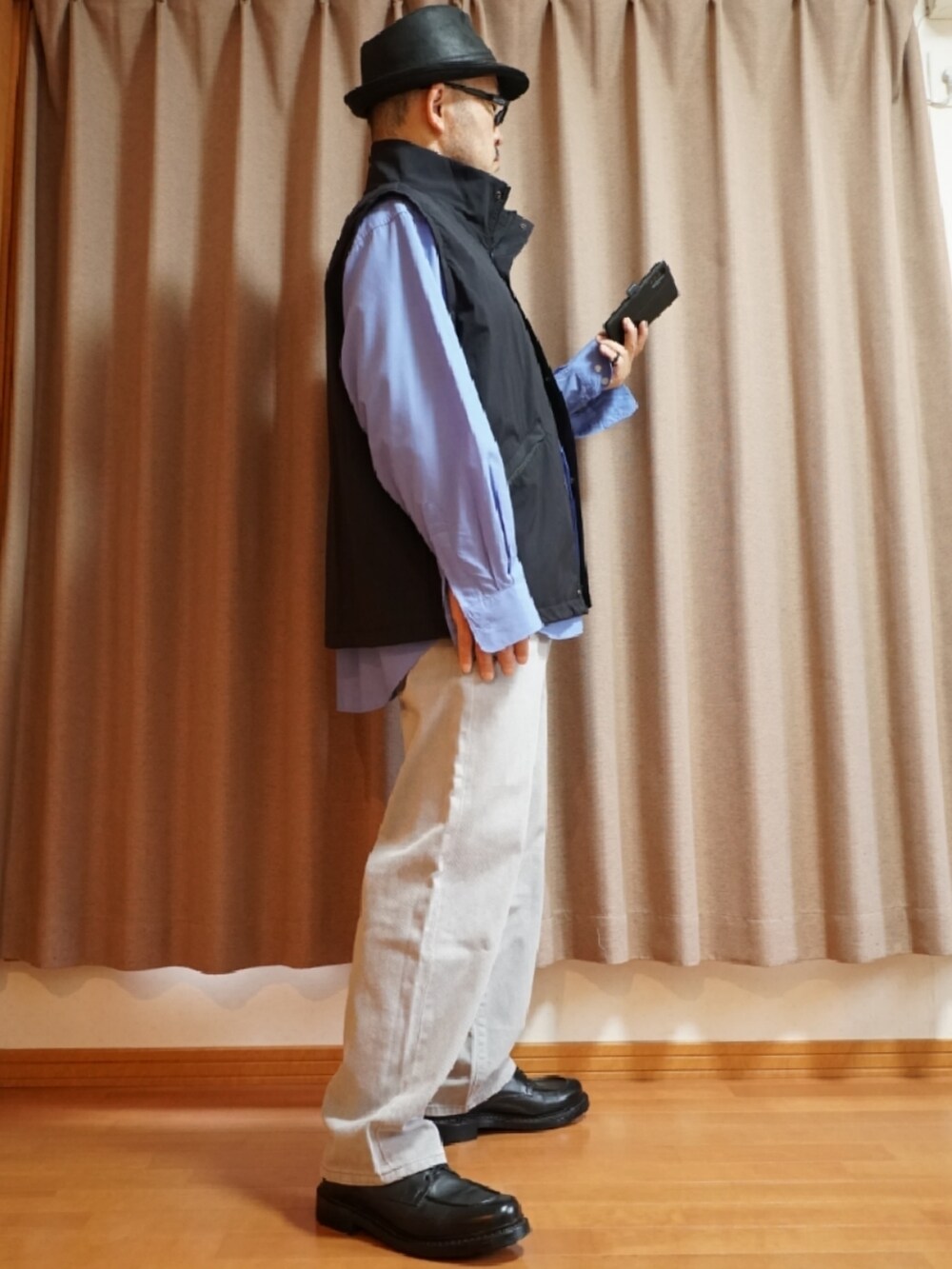 ブラック系のシューズ、グレー系のデニムパンツ、ホワイト系のタンクトップを着用したメンズの夏コーディネートの4枚目の写真
