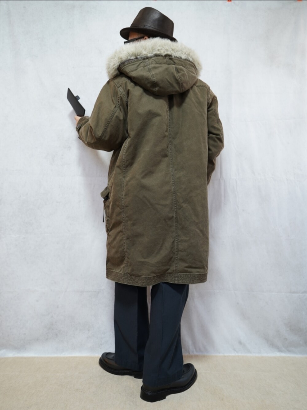 ブラック系のシューズ、ブルー系のデニムパンツ、ブラウン系のジャケット/アウターを着用したメンズの冬コーディネートの3枚目の写真