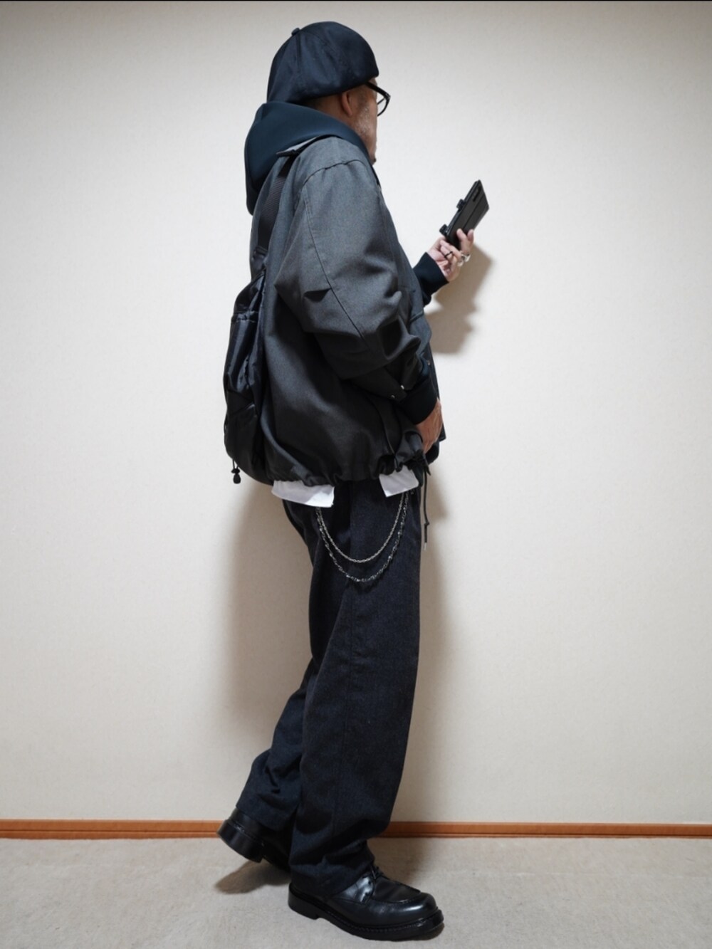 ブラック系のシューズ、グレー系のパンツ、グレー系のブルゾンを着用したメンズの秋コーディネートの4枚目の写真