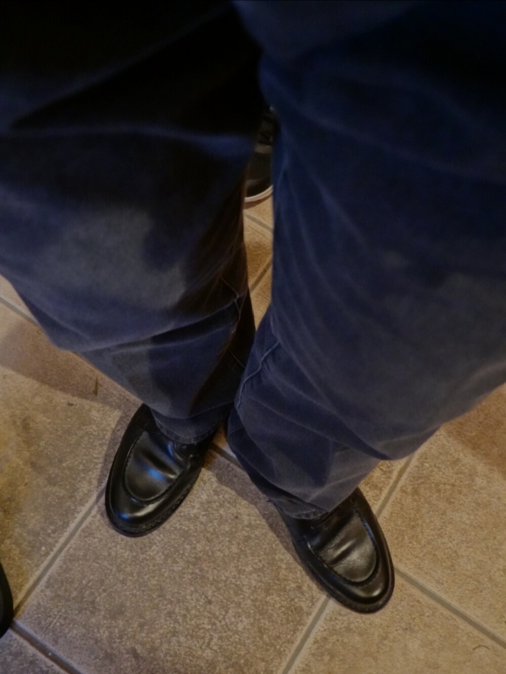 ブラック系のシューズ、グレー系のデニムパンツ、グレー系のTシャツ/カットソーを着用したメンズの夏コーディネートの5枚目の写真