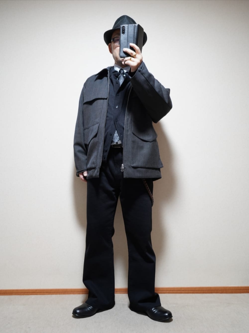 ブラック系のシューズ、グレー系のデニムパンツ、グレー系のシャツ/ブラウスを着用したメンズの春コーディネートの2枚目の写真