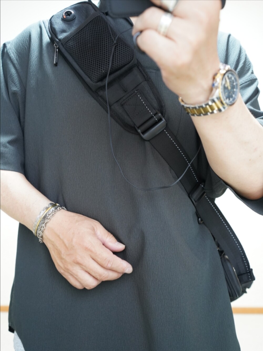 ブラック系のシューズ、ブラック系のその他パンツ、グレー系のシャツ/ブラウスを着用したメンズの夏コーディネートの4枚目の写真