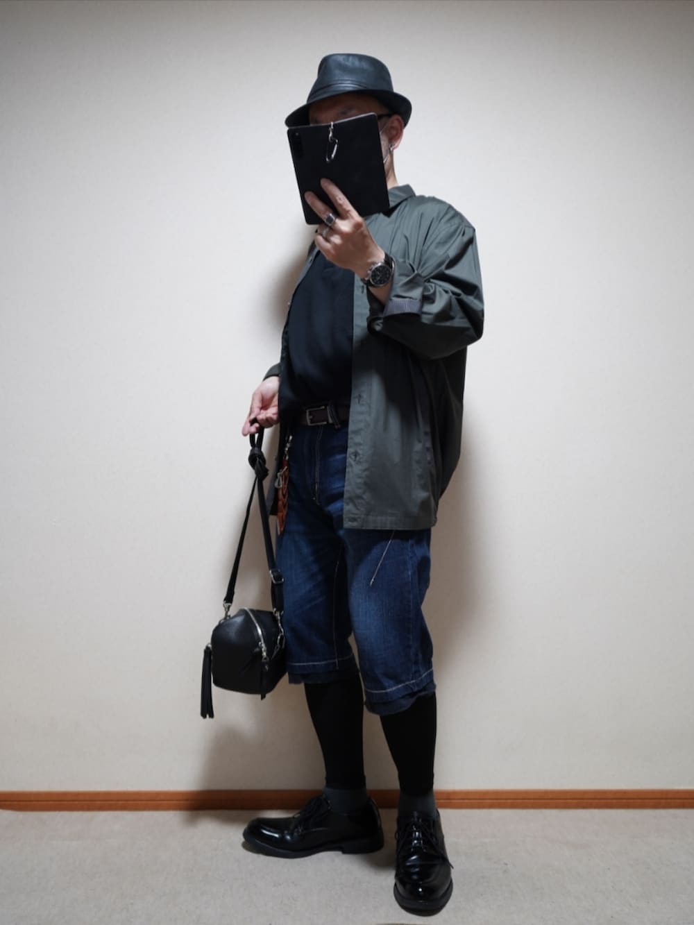 ブラック系のシューズ、ブルー系のパンツ、ブラック系のショルダーバッグを着用したメンズの夏コーディネートの2枚目の写真