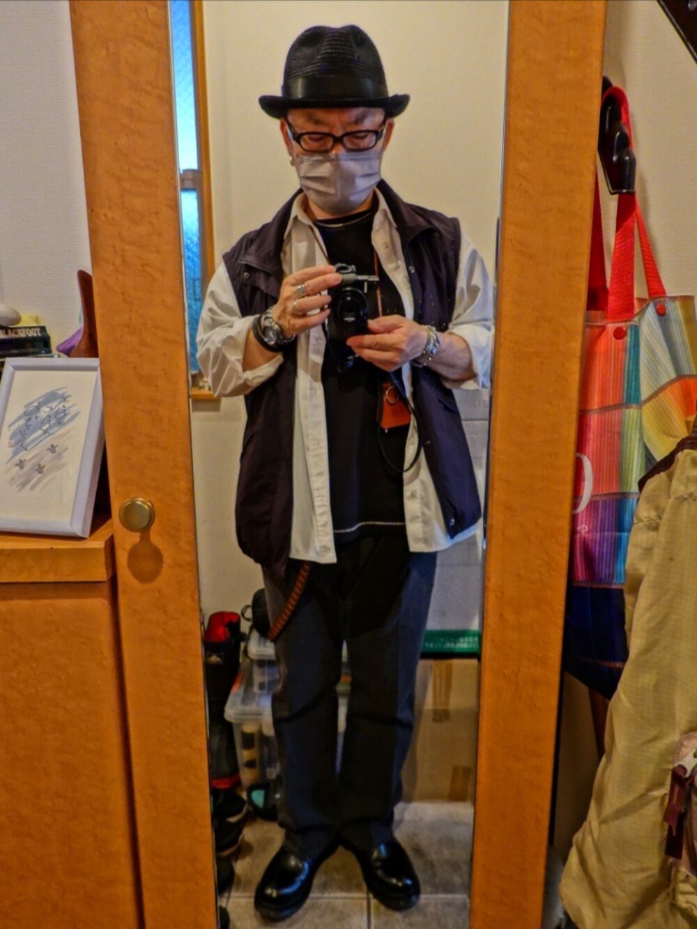 ブラック系のシューズ、グレー系のデニムパンツ、ブラック系のTシャツ/カットソーを着用したメンズの春コーディネートの2枚目の写真