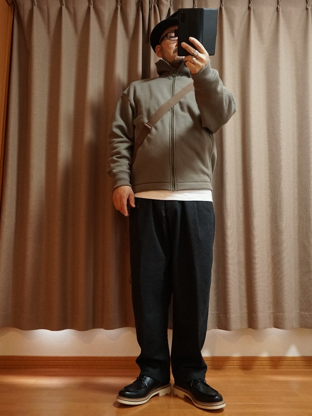 ブラック系のシューズ、グレー系のパンツ、ホワイト系のTシャツ/カットソーを着用したメンズの秋コーディネートの3枚目の写真