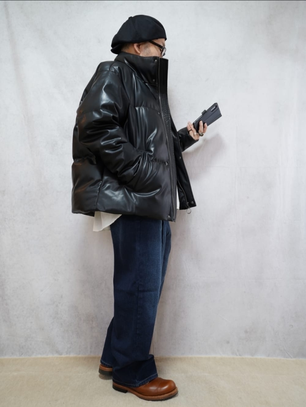 ブラウン系のブーツ、ブルー系のデニムパンツ、ホワイト系のシャツ/ブラウスを着用したメンズの冬コーディネートの4枚目の写真