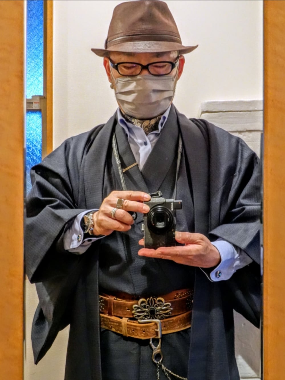 ブラウン系のブーツ、ブルー系のネクタイ、シルバー系のファッション雑貨を着用したメンズの冬コーディネートの3枚目の写真