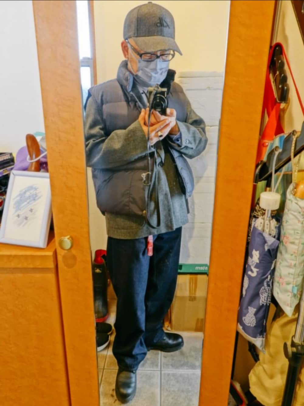 ブルー系のデニムパンツ、グレー系のテーラードジャケット、ブラック系のブーツを着用したメンズの春コーディネートの2枚目の写真