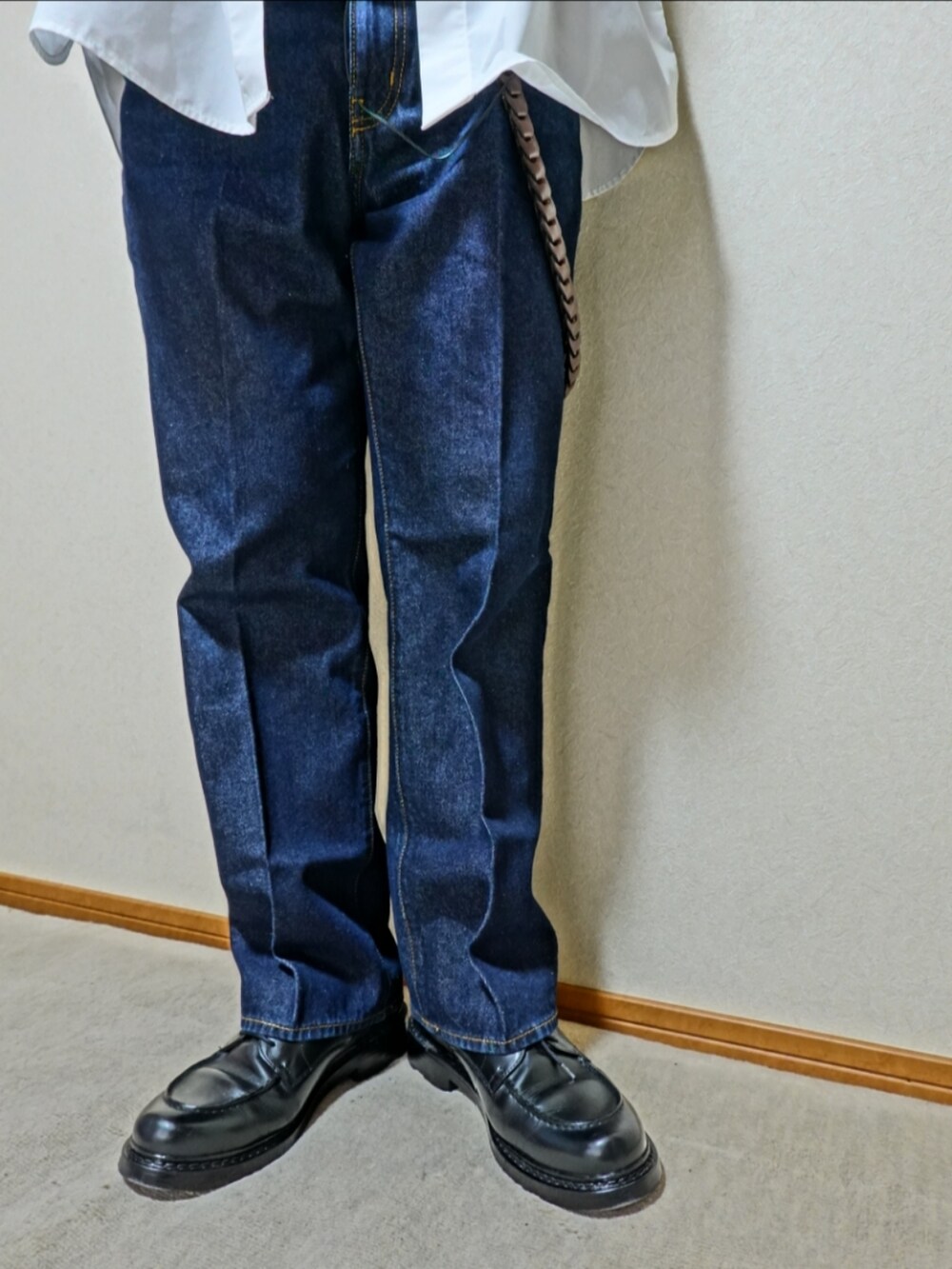 ブラック系のシューズ、ブルー系のデニムパンツ、ブラック系のショルダーバッグを着用したメンズの夏コーディネートの4枚目の写真