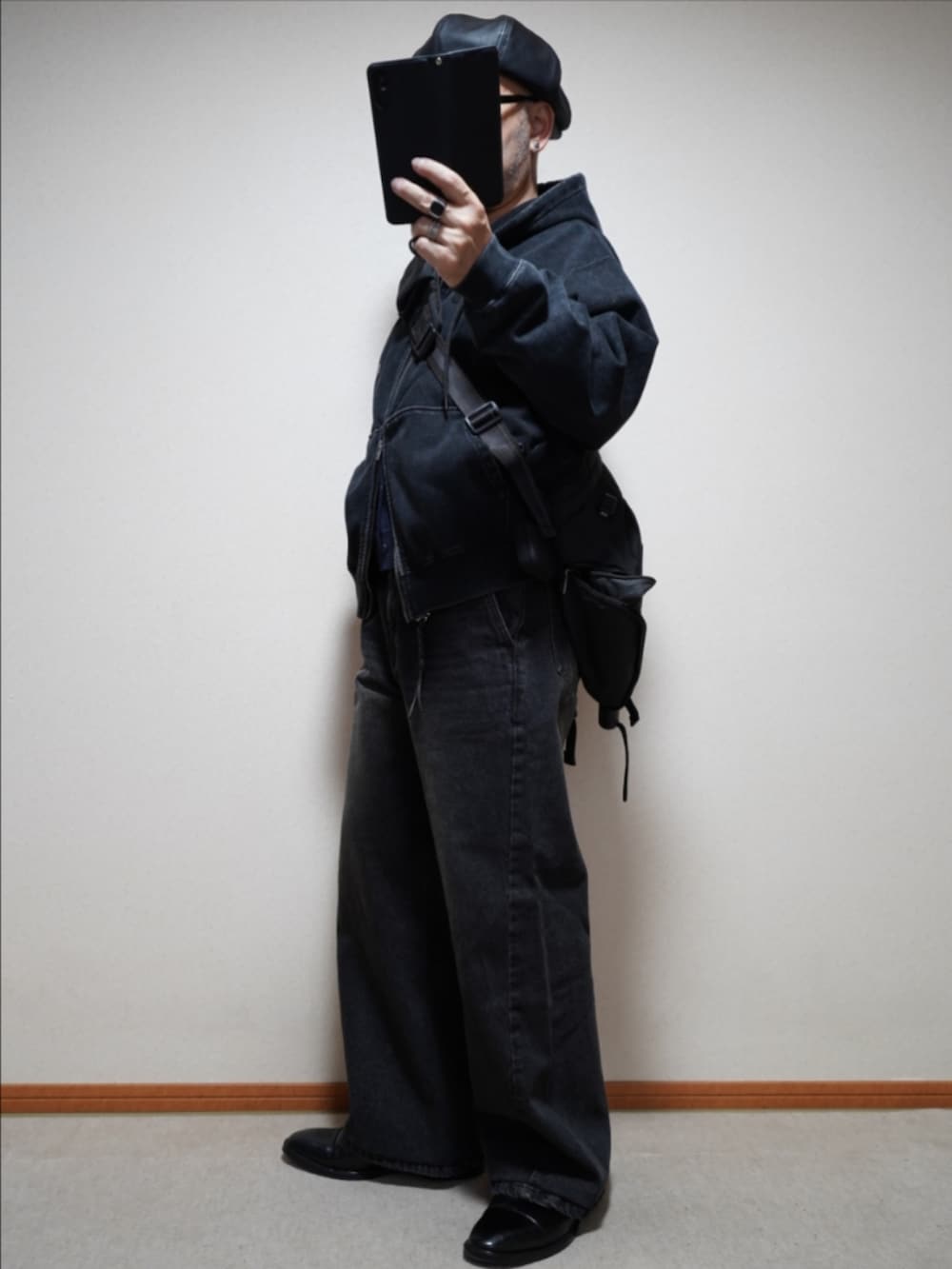 ブラック系のドレスシューズ、ブラック系のデニムパンツ、ブルー系のカーディガン/ボレロを着用したメンズの秋コーディネートの2枚目の写真