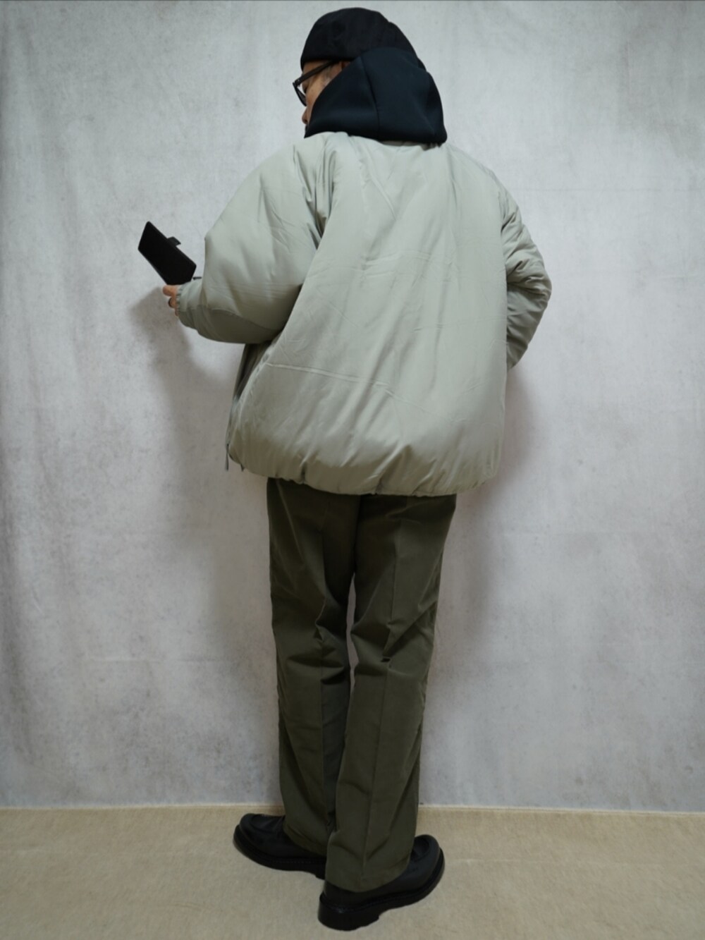 ブラック系のシューズ、グリーン系のパンツ、ホワイト系のTシャツ/カットソーを着用したメンズの秋コーディネートの3枚目の写真