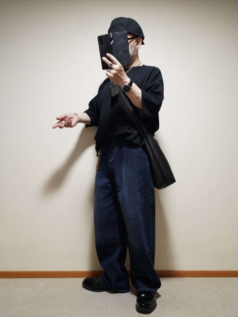 ブラック系のシューズ、ブルー系のデニムパンツ、ブラック系のTシャツ/カットソーを着用したメンズの夏コーディネートの2枚目の写真