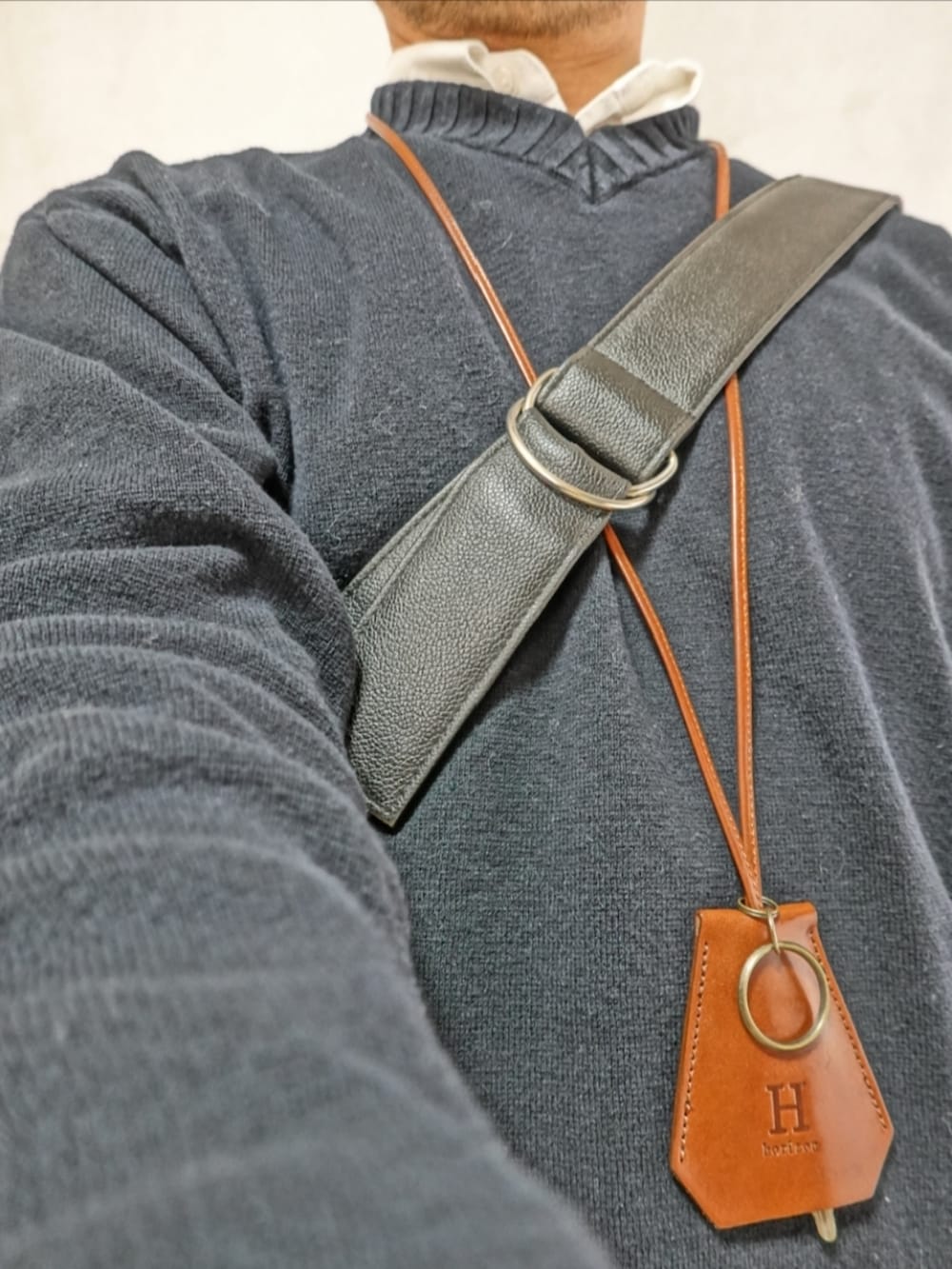 ブラック系のシューズ、ブルー系のデニムパンツ、ホワイト系のシャツ/ブラウスを着用したメンズの春コーディネートの5枚目の写真
