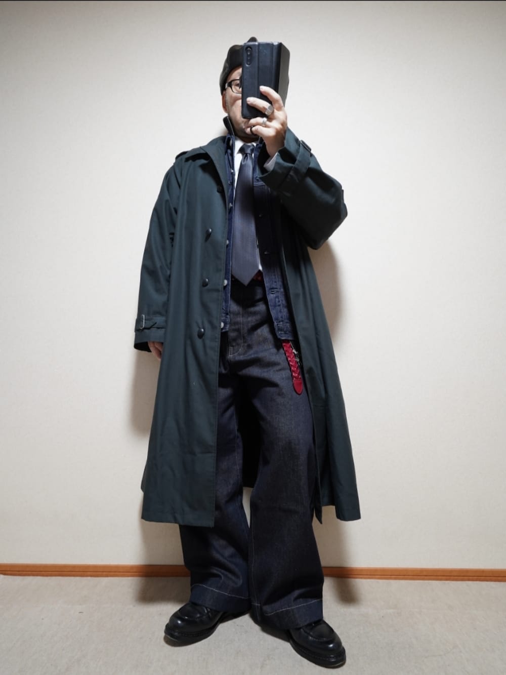 ブラック系のシューズ、ブルー系のデニムパンツ、ブラック系のジャケット/アウターを着用したメンズの春コーディネートの2枚目の写真