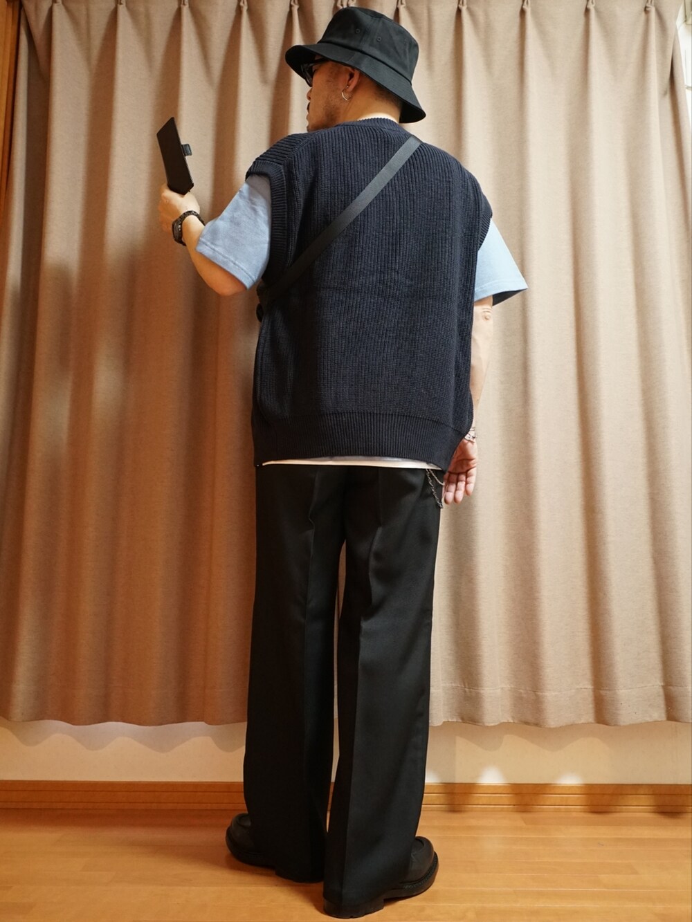 ブラック系のシューズ、ブラック系のパンツ、ブラック系のボディバッグ/ウエストポーチを着用したメンズの夏コーディネートの3枚目の写真