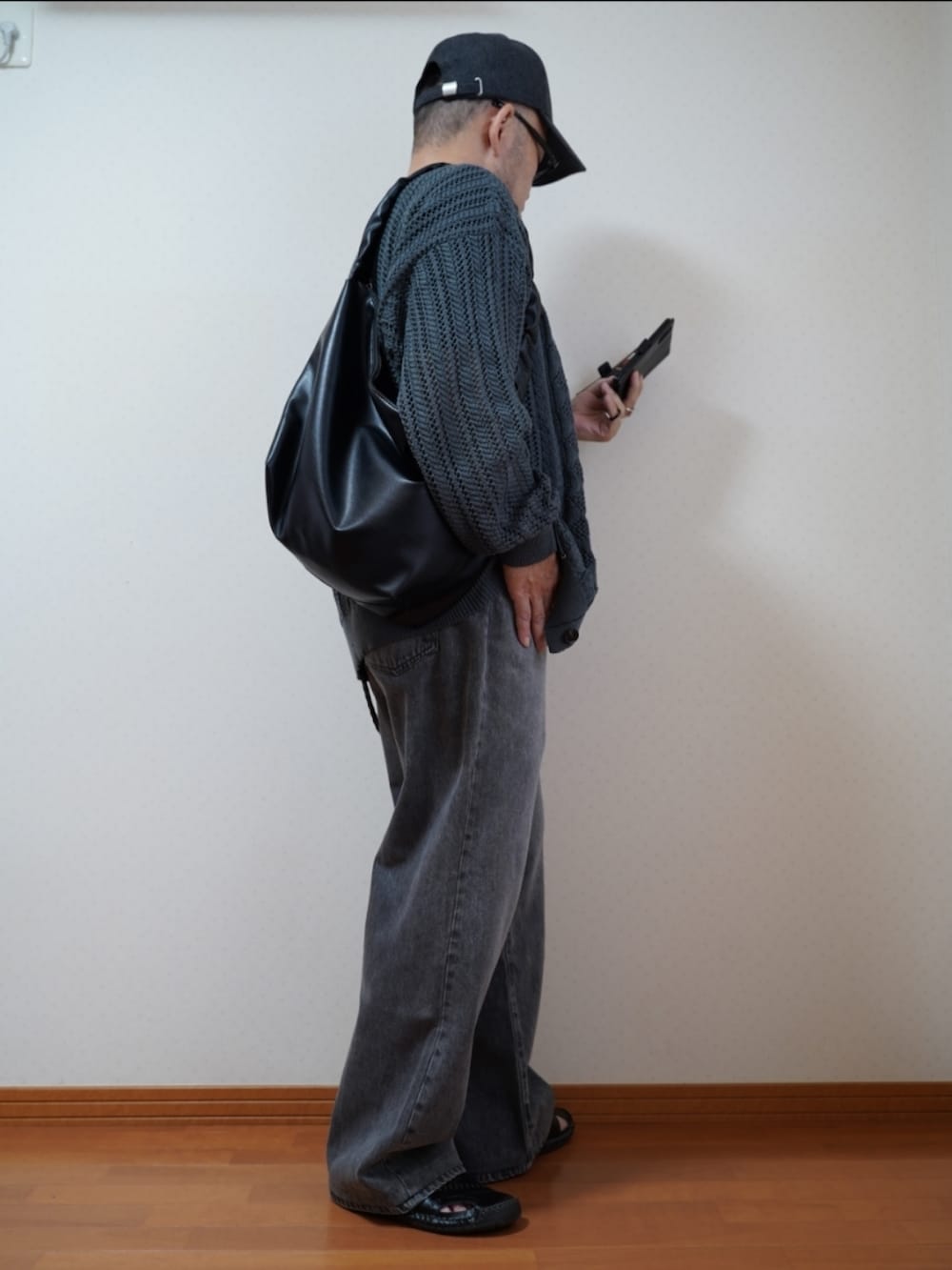 ブラック系のサンダル、グレー系のデニムパンツ、ブラック系のTシャツ/カットソーを着用したメンズの秋コーディネートの3枚目の写真