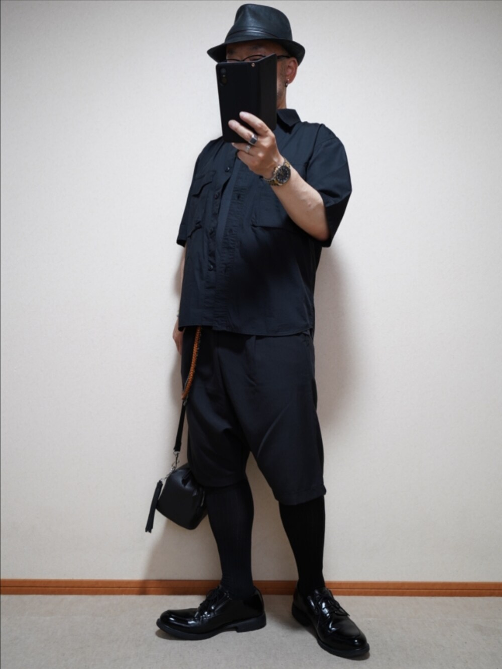 ブラック系のシューズ、ブラック系のその他パンツ、ブラック系のショルダーバッグを着用したメンズの夏コーディネートの2枚目の写真