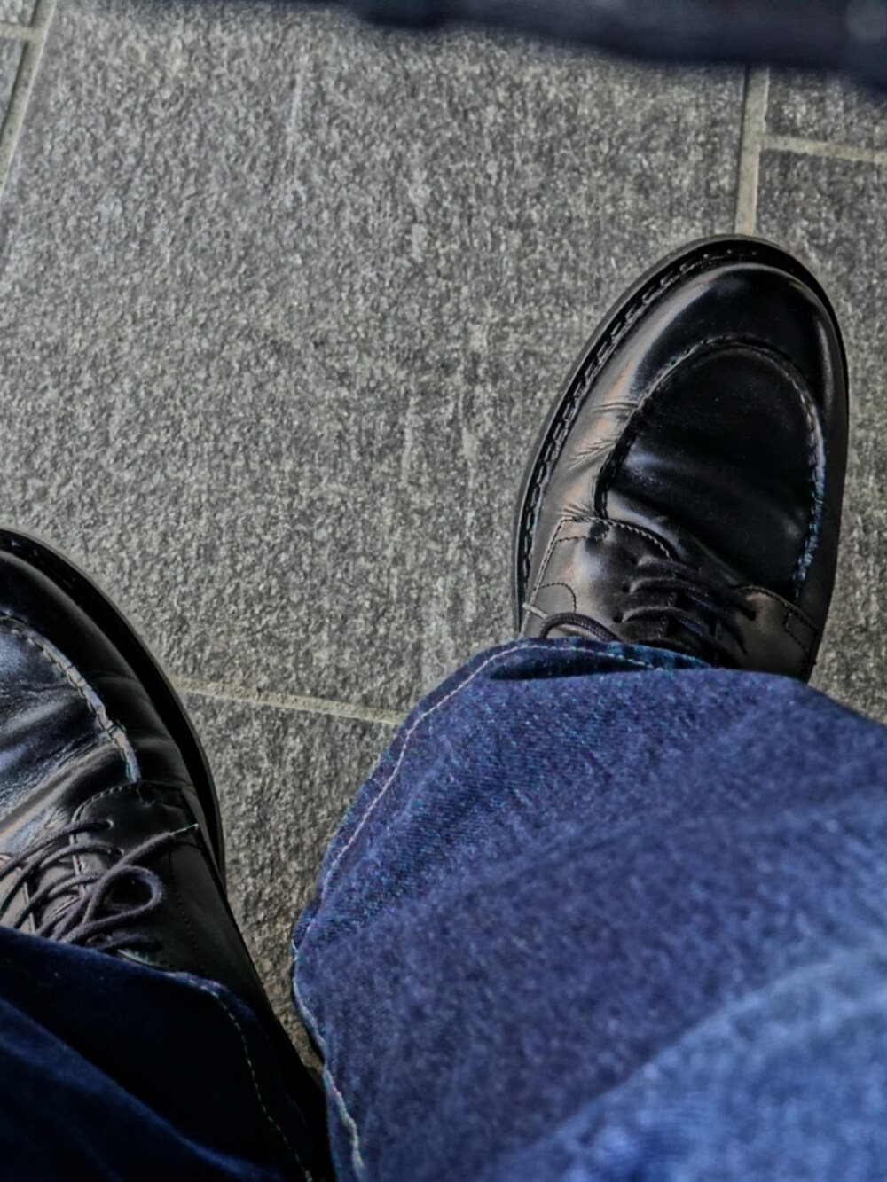 ブラック系のシューズ、ブルー系のデニムパンツ、ホワイト系のシャツ/ブラウスを着用したメンズの春コーディネートの3枚目の写真