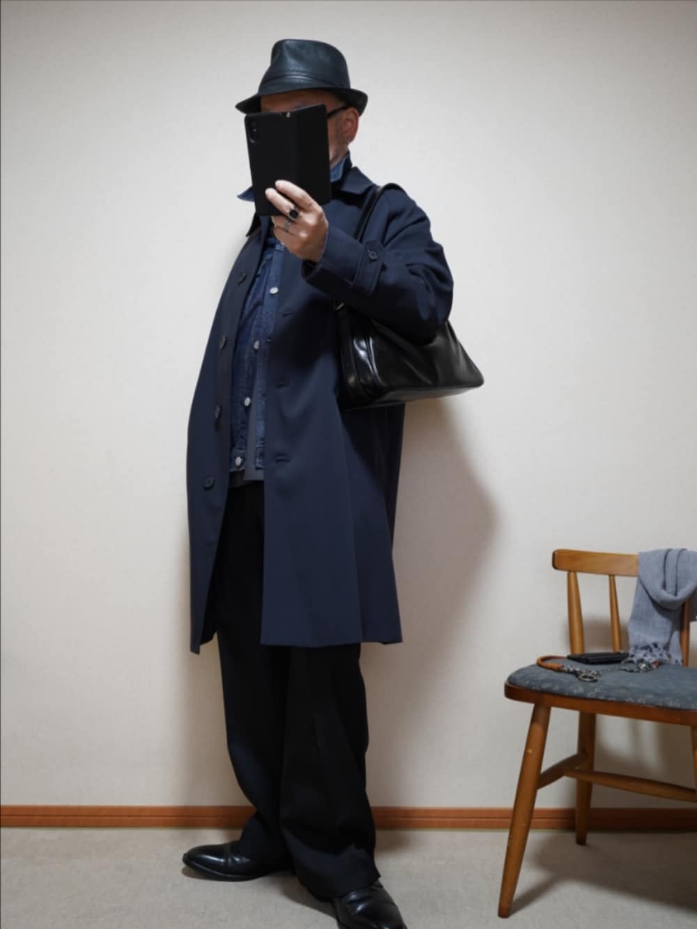 ブラック系のドレスシューズ、ブラック系のパンツ、グレー系のシャツ/ブラウスを着用したメンズの春コーディネートの2枚目の写真