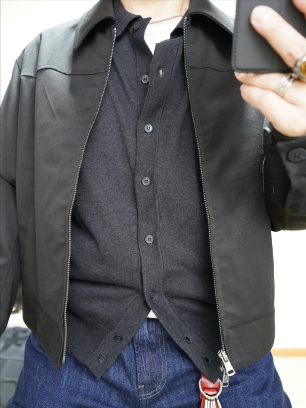 ブラック系のドレスシューズ、ブルー系のデニムパンツ、グレー系のシャツ/ブラウスを着用したメンズの春コーディネートの3枚目の写真