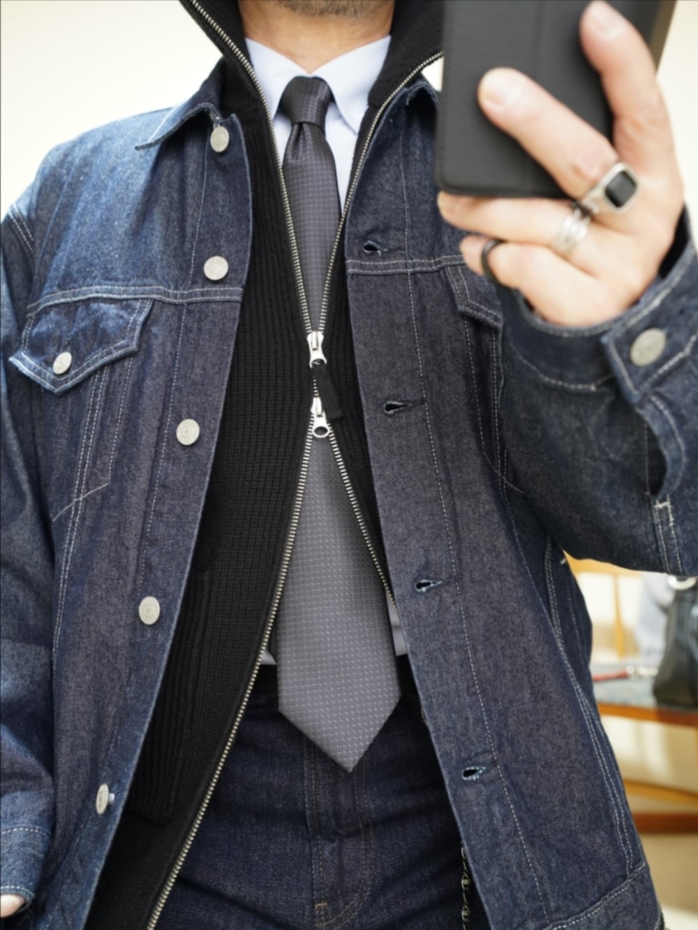 ブラック系のブーツ、ブルー系のデニムパンツ、ブラック系のジャケット/アウターを着用したメンズの春コーディネートの3枚目の写真