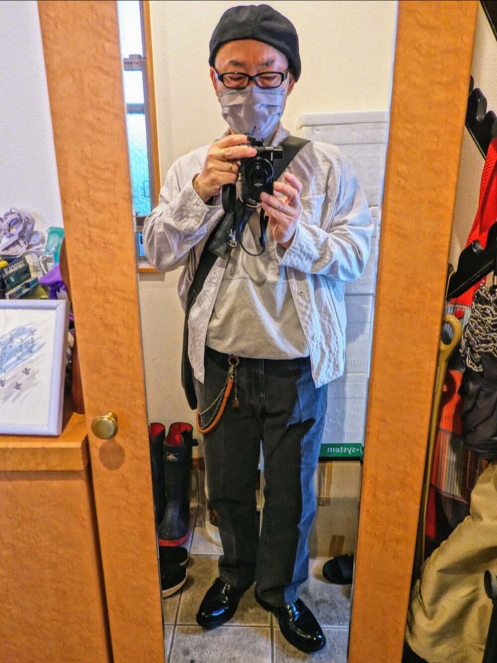 ブラック系のシューズ、グレー系のデニムパンツ、グレー系のTシャツ/カットソーを着用したメンズの春コーディネートの2枚目の写真