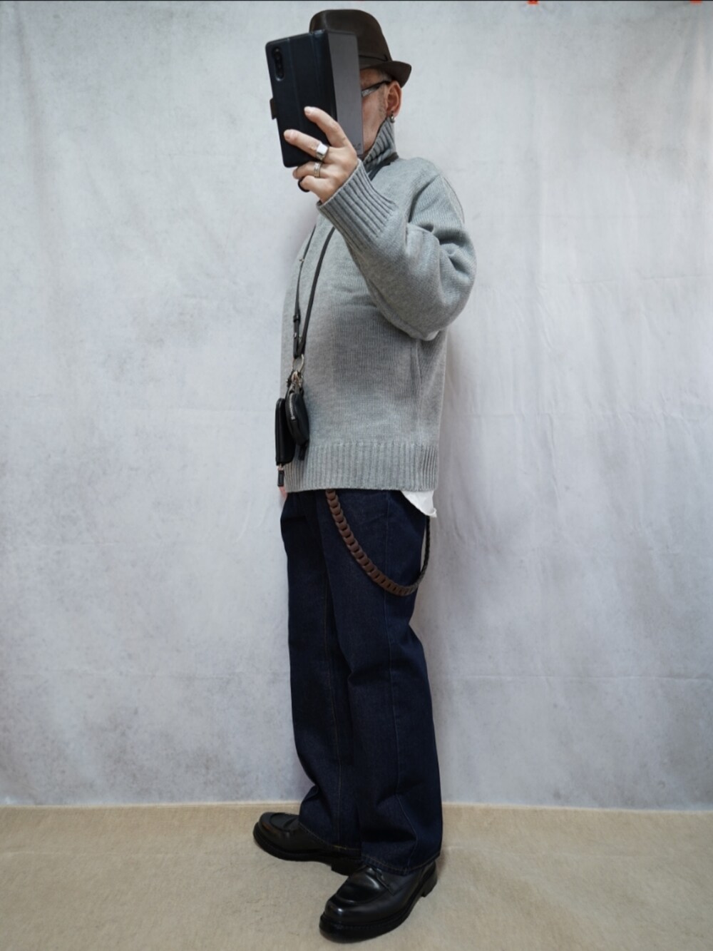 ブラック系のシューズ、ブルー系のデニムパンツ、ホワイト系のシャツ/ブラウスを着用したメンズの冬コーディネートの2枚目の写真