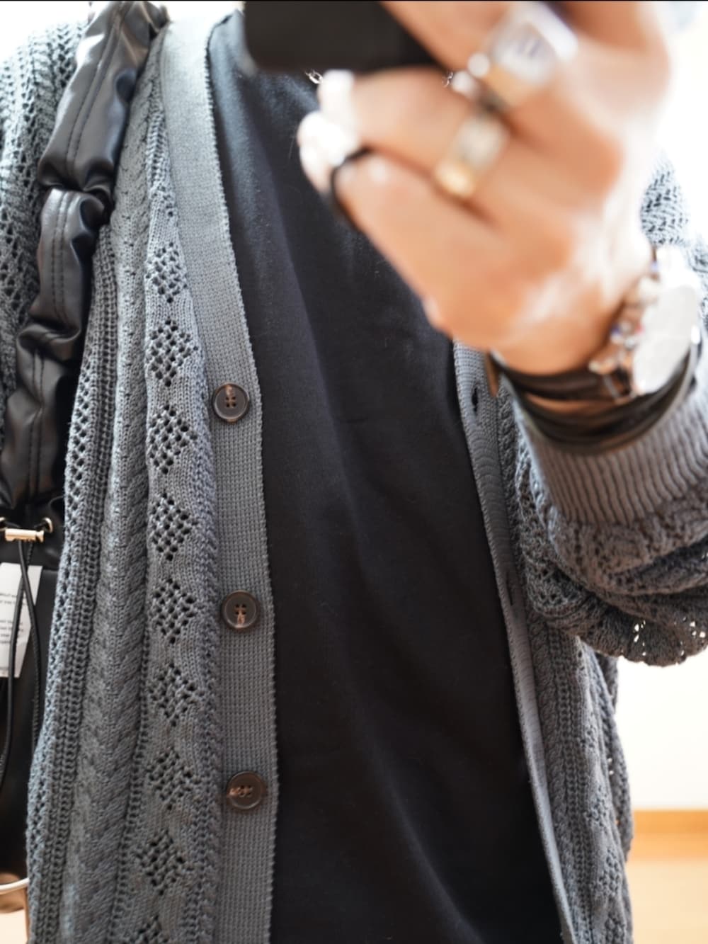 ブラック系のサンダル、グレー系のデニムパンツ、ブラック系のTシャツ/カットソーを着用したメンズの秋コーディネートの4枚目の写真