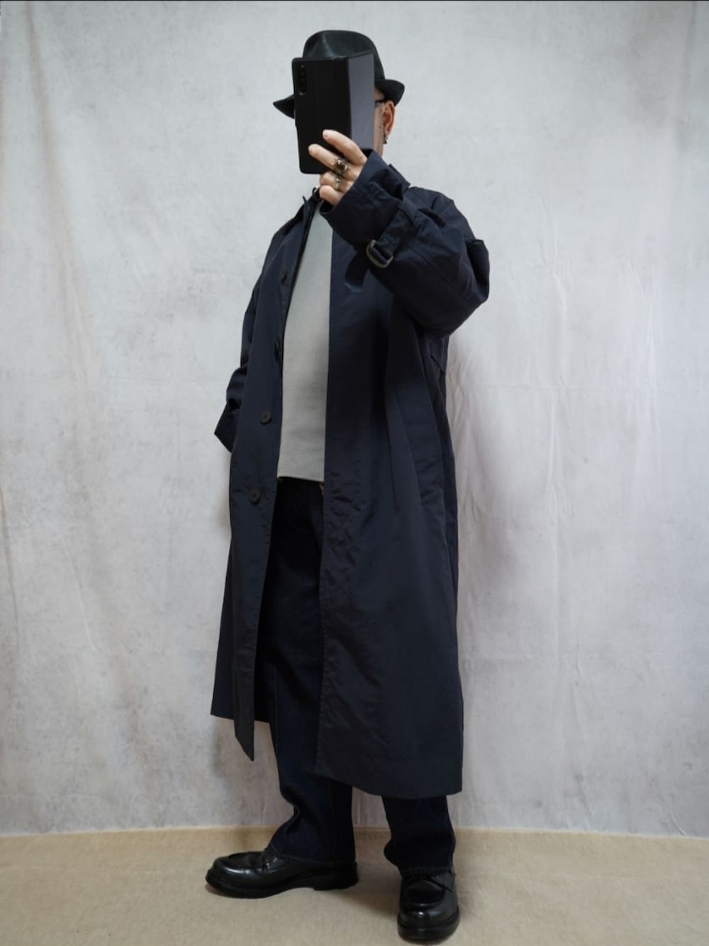 ブラック系のシューズ、ブルー系のデニムパンツ、グレー系のニット/セーターを着用したメンズの冬コーディネートの2枚目の写真