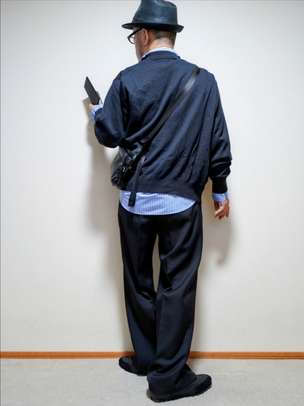 ブラック系のスニーカー、ブラック系のパンツ、ブルー系のシャツ/ブラウスを着用したメンズの秋コーディネートの3枚目の写真