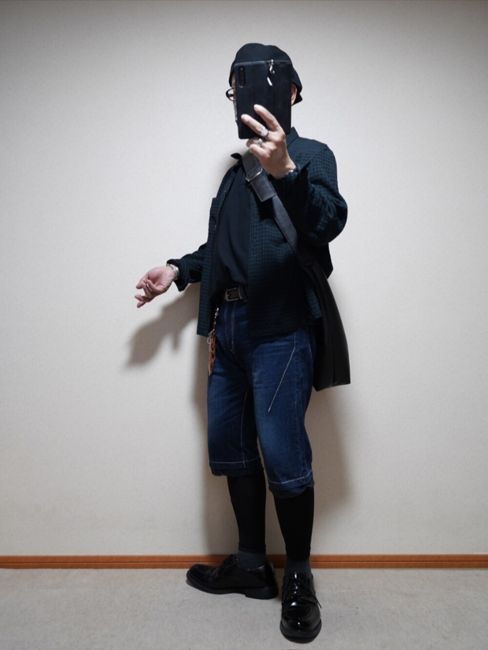 ブラック系のシューズ、ブラック系のTシャツ/カットソー、グリーン系のシャツ/ブラウスを着用したメンズの夏コーディネートの2枚目の写真