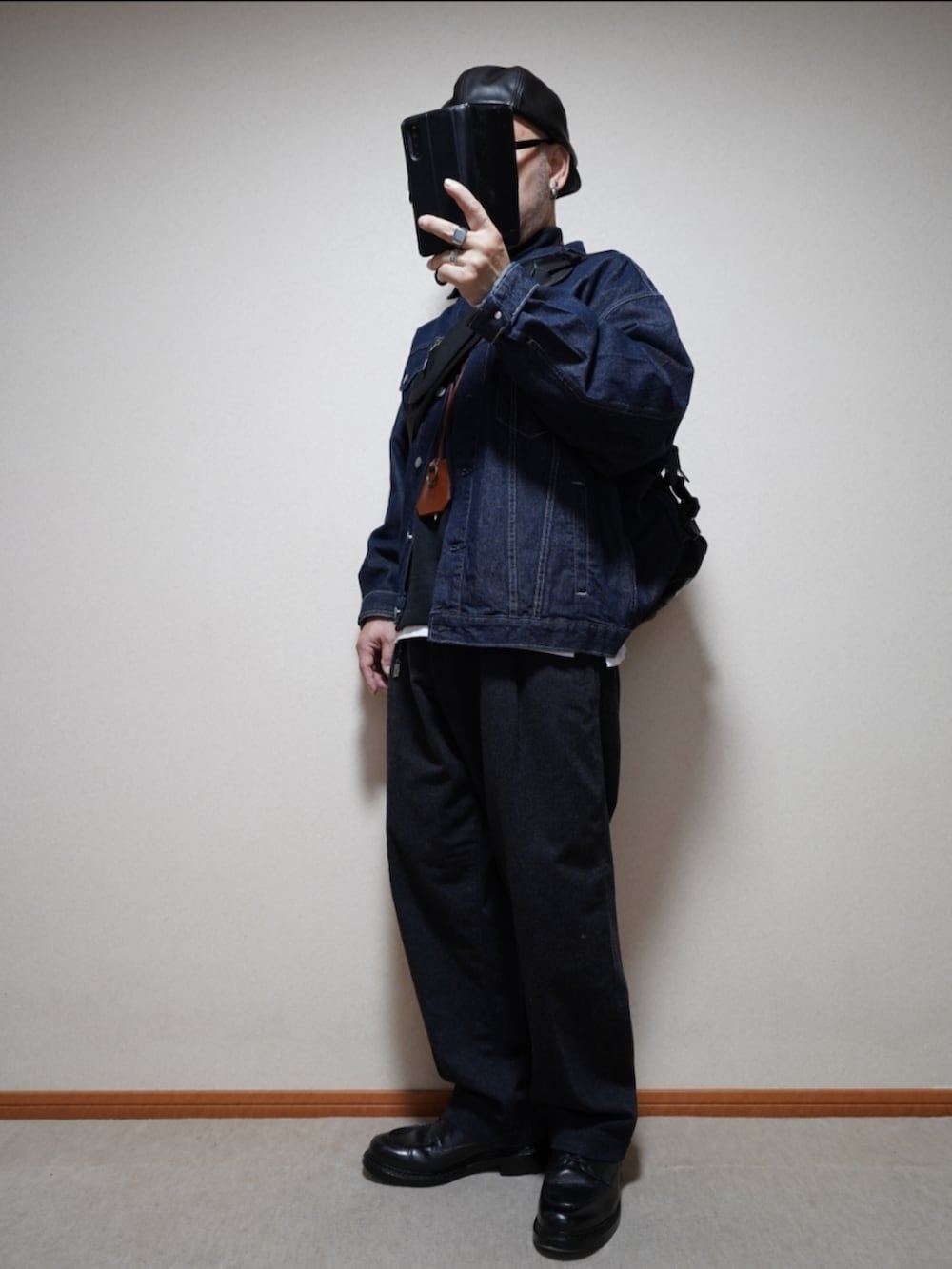 ブラック系のシューズ、グレー系のパンツ、ブルー系のジャケット/アウターを着用したメンズの春コーディネートの2枚目の写真