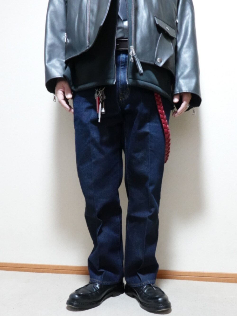 ブラック系のシューズ、ブルー系のデニムパンツ、ブラック系のパーカーを着用したメンズの冬コーディネートの5枚目の写真